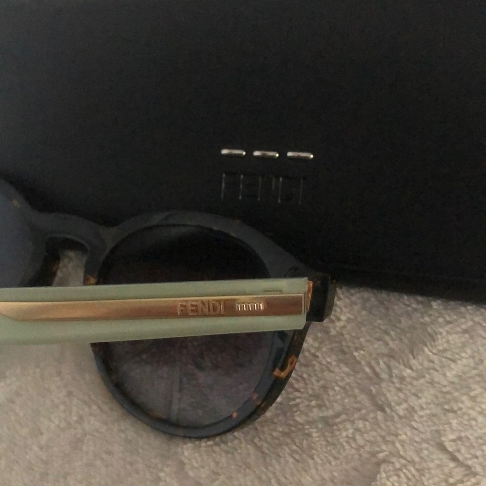 FENDI Sunglasses - Picture 4 of 7
